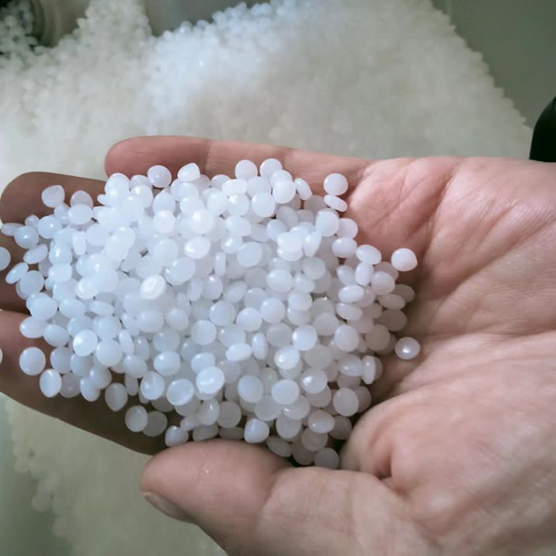 Differences between preform blow molding machines and mold blow molding machines in terms of raw materials and machine production processes.